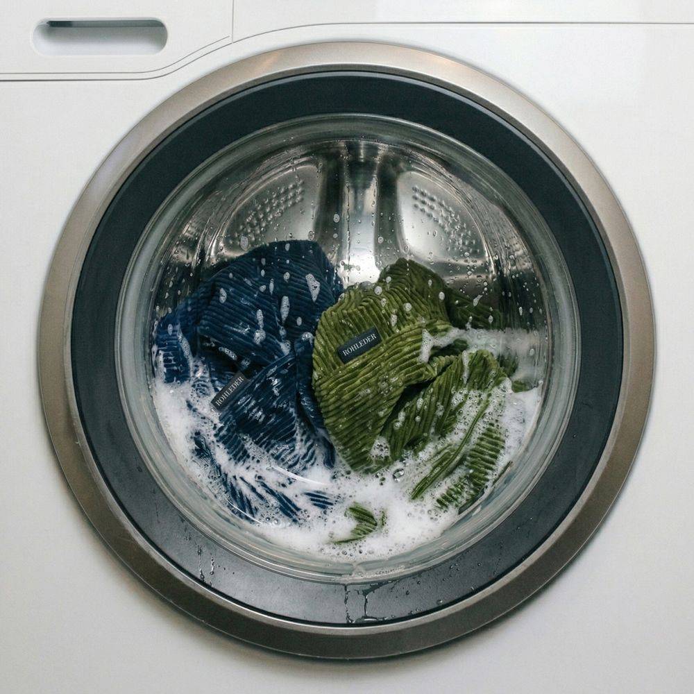 The care label on the cushion cover provides washing instructions for upholstery fabrics and fabric care.
